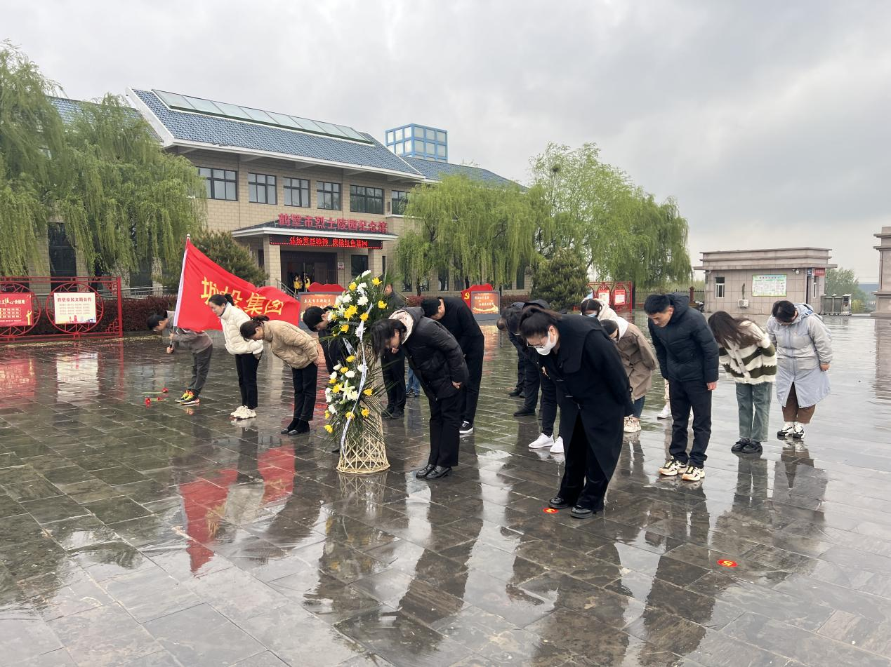 城投集團開展清明節(jié)祭掃英烈活動